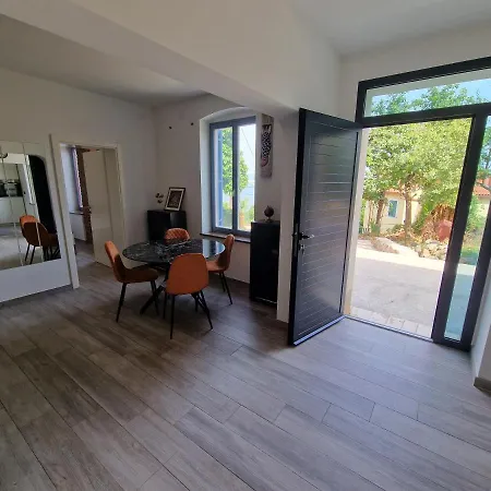 Mae Centre Apartment *
